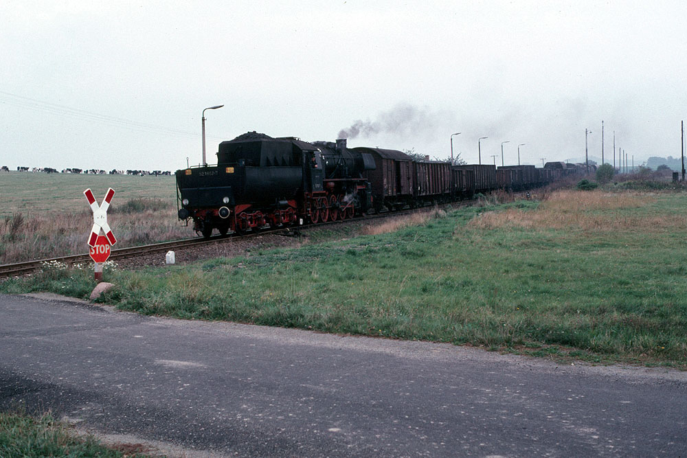 http://www.eisenbahnfotograf.de/datei/Oktober 1980/420112 DR 521662 Thalwitz 12.10.80.jpg